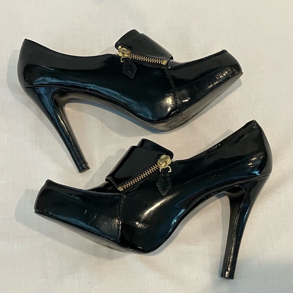 BCBG Black Booties Stilettos with 5” heels and zipper, Size 8 - Picture 5 of 9